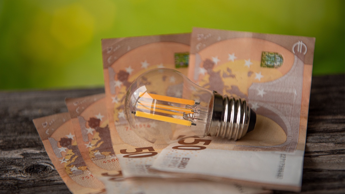 Lampadina su banconote da 50 euro